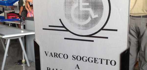 Cartello discriminatorio verso i disabili dell'aeroporto di Catania